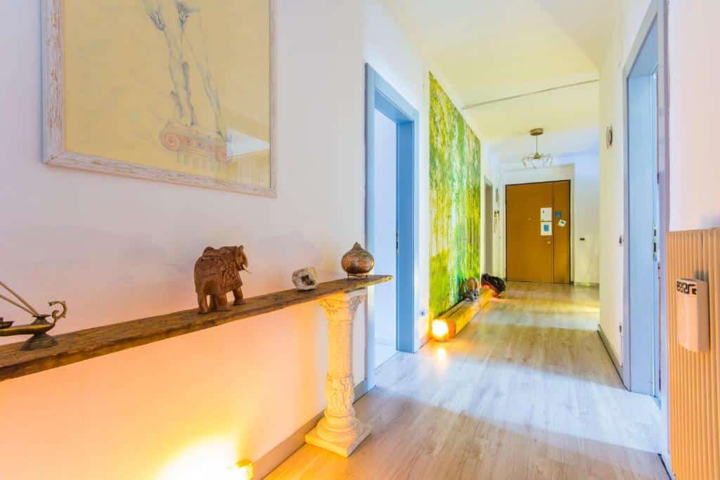 Ingresso del B&B Al Nettuno con corridoio luminoso e dettagli d’arredo